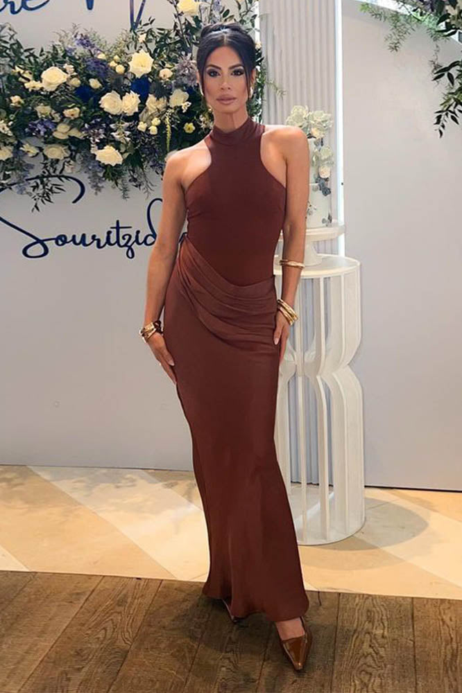 Vestido ajustado con paneles y aberturas