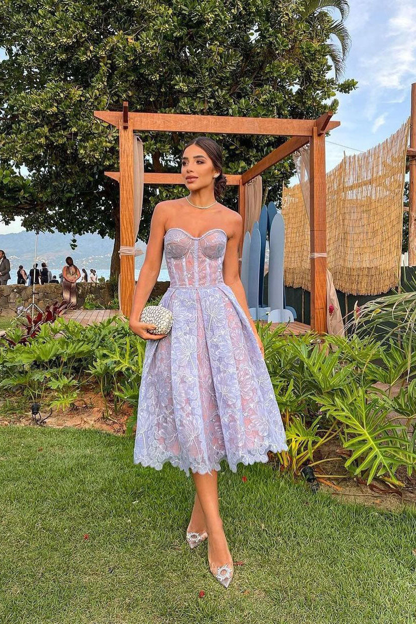 Vestido midi romántico sin tirantes de verano