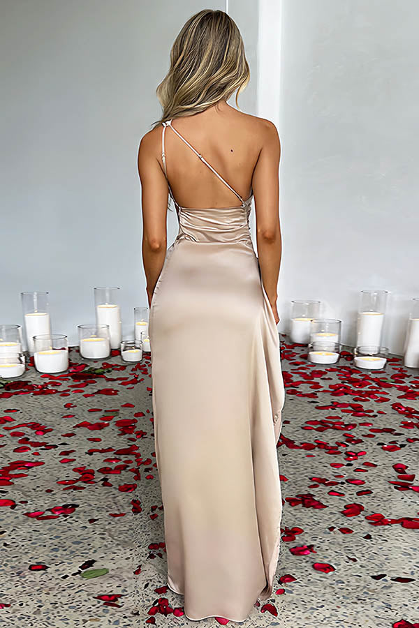 Vestido largo de satén con abertura