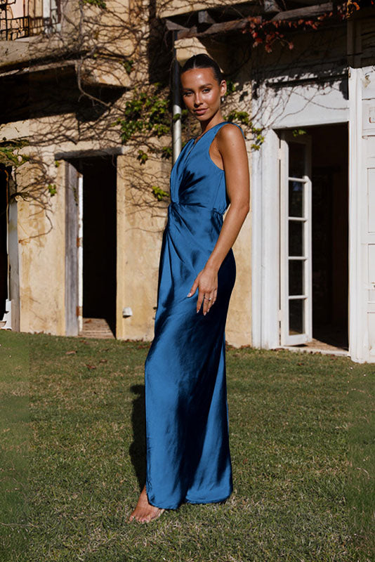 Ärmelloses rückenfreies Kleid mit tiefem V-Ausschnitt