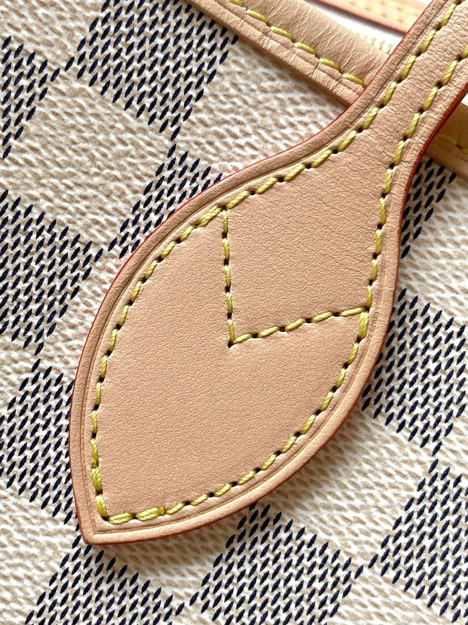 Bolso tote LV Neverfull MM al revés blanco