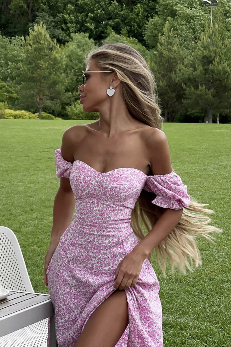 Vestido midi elegante con flores y cuello en U