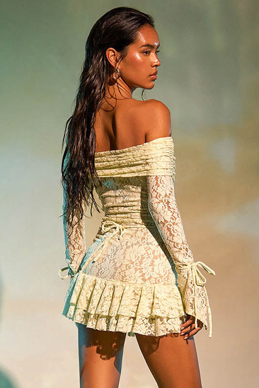 Elegante minivestido de jacquard con volantes y hombros descubiertos