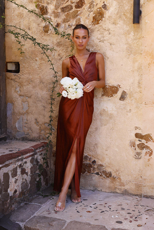 Ärmelloses rückenfreies Kleid mit tiefem V-Ausschnitt