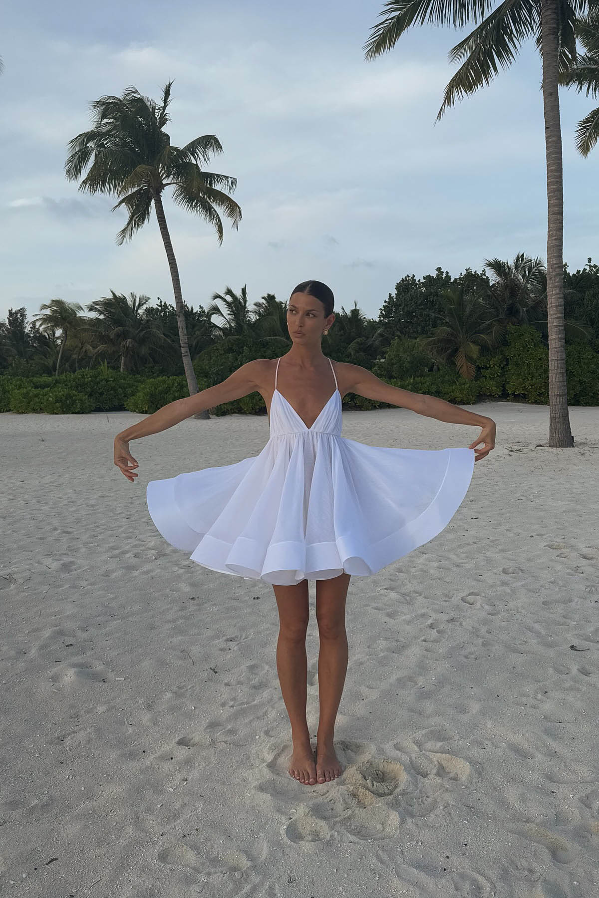 Rückenfreies Minikleid mit ausgestelltem Saum und tiefem V-Ausschnitt