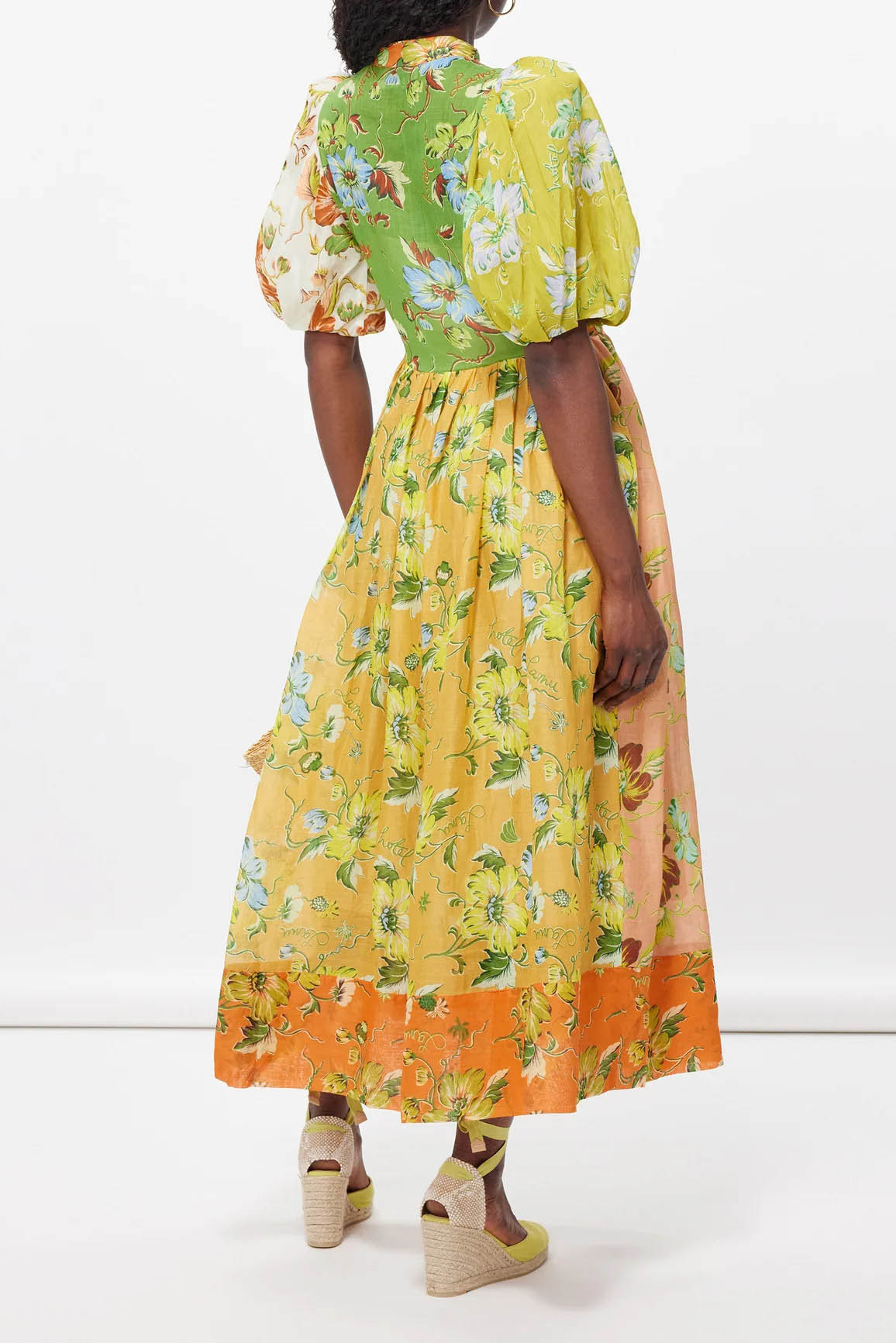 Vestido midi con mangas abullonadas y diseño floral