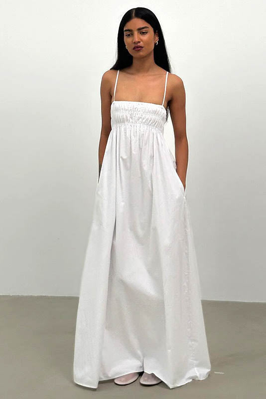 Vestido sin espalda con silueta de verano