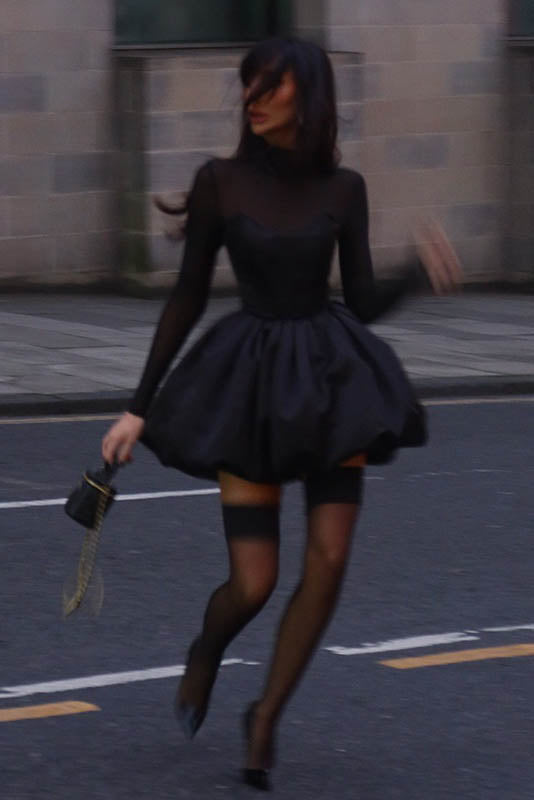 Vestido mini de invierno elegante de malla transparente, ajustado y abullonado