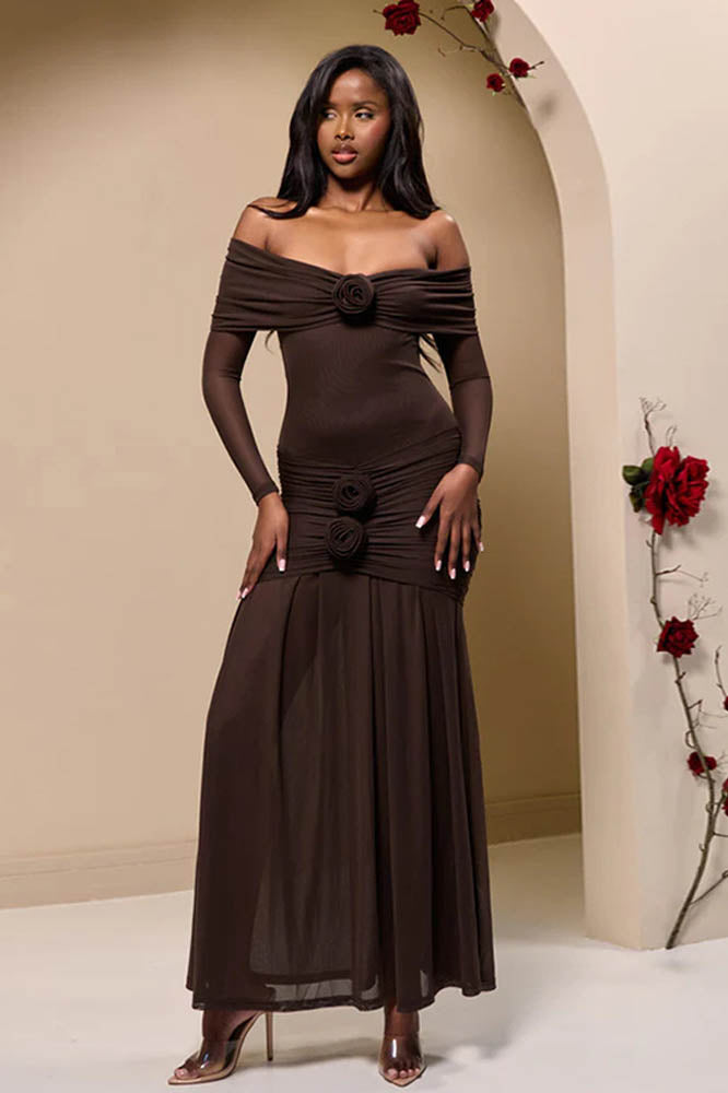 Vestido maxi ajustado con estampado floral 3D y hombros descubiertos