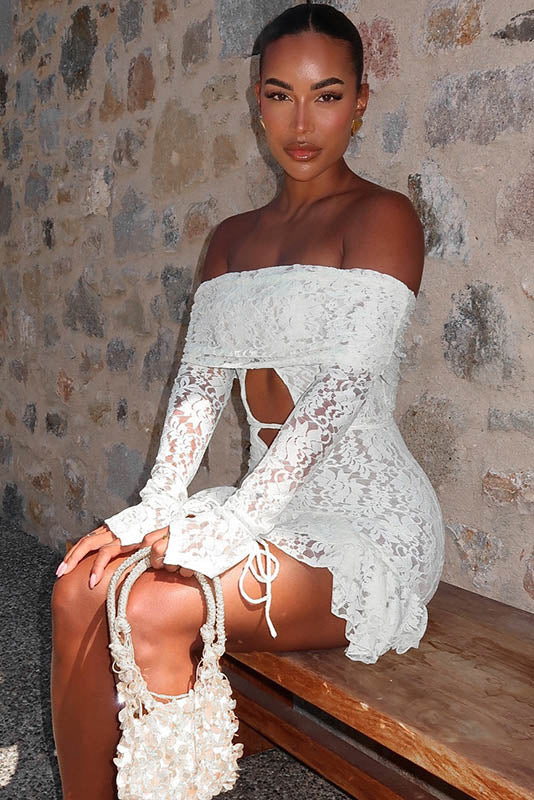 Elegante minivestido de jacquard con volantes y hombros descubiertos