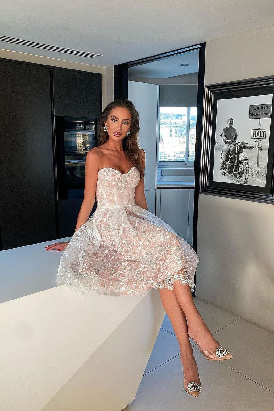 Vestido midi romántico sin tirantes de verano