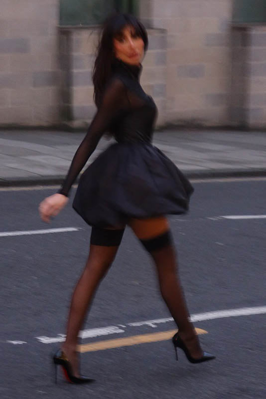 Vestido mini de invierno elegante de malla transparente, ajustado y abullonado