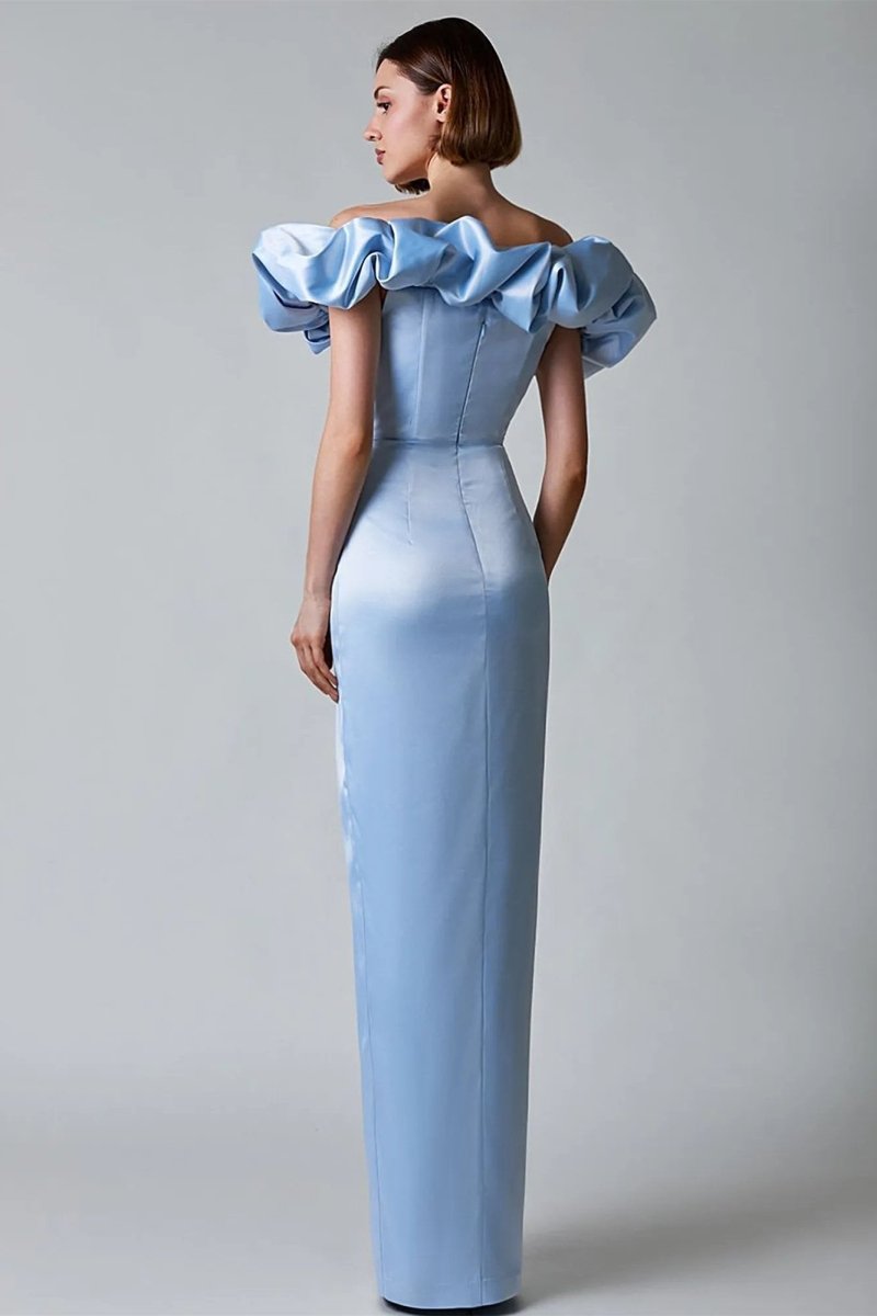 Vestido largo con abertura y hombros descubiertos de cristal