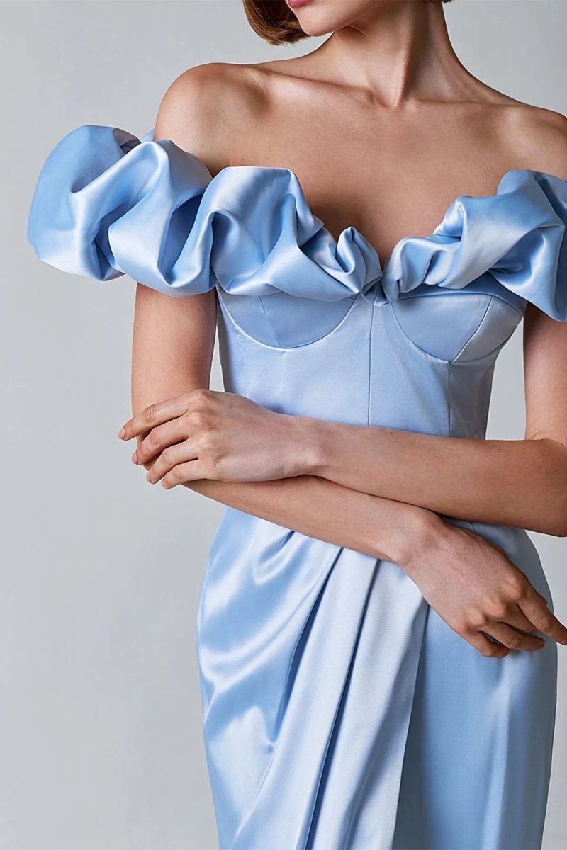 Vestido largo con abertura y hombros descubiertos de cristal