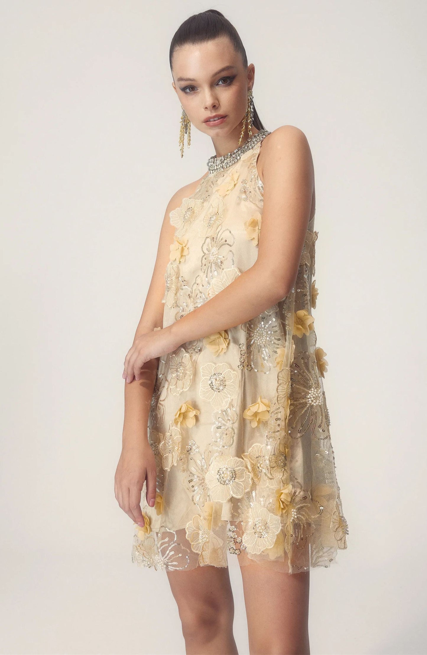 Minivestido con lentejuelas bordadas y estampado floral estilo halter Ella