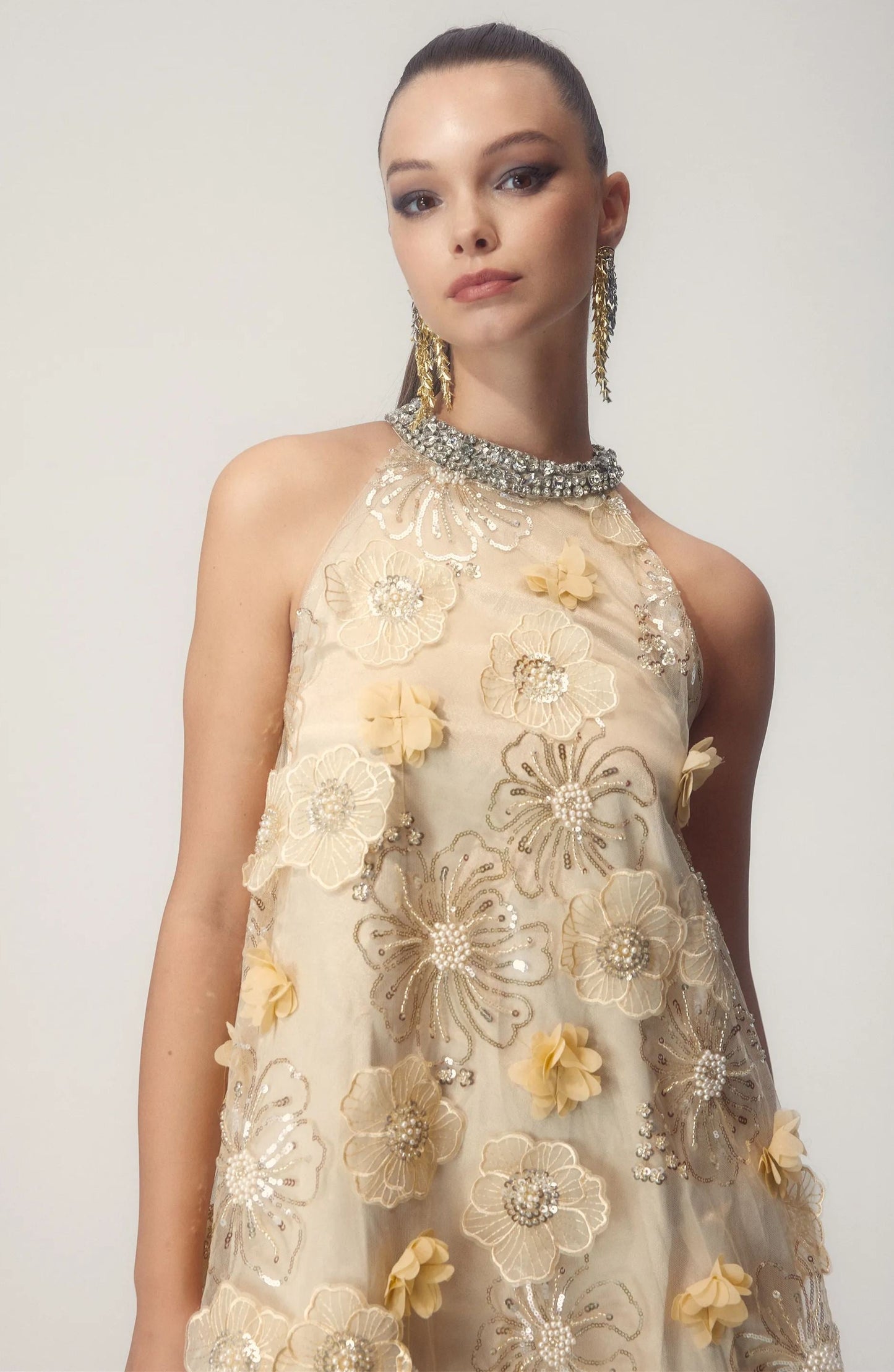 Minivestido con lentejuelas bordadas y estampado floral estilo halter Ella