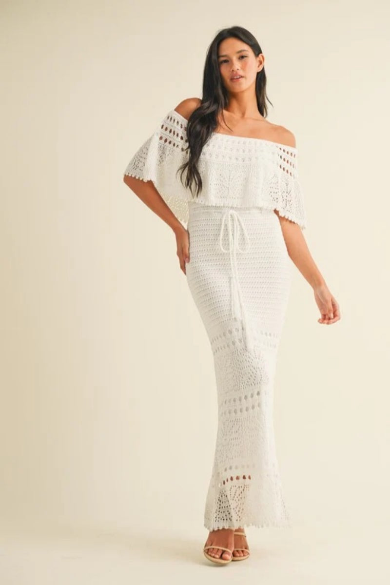 Vestido blanco de crochet con hombros descubiertos
