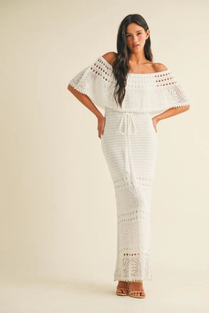 Vestido blanco de crochet con hombros descubiertos