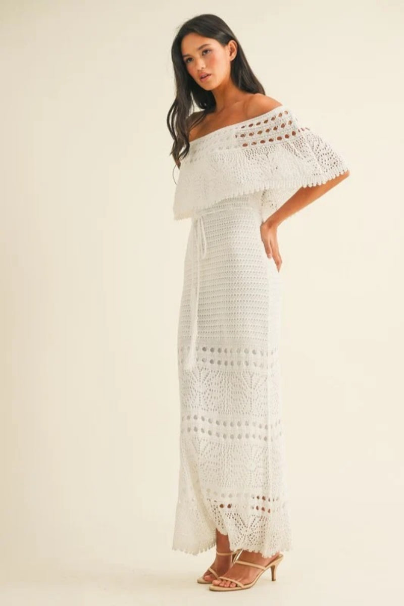 Vestido blanco de crochet con hombros descubiertos