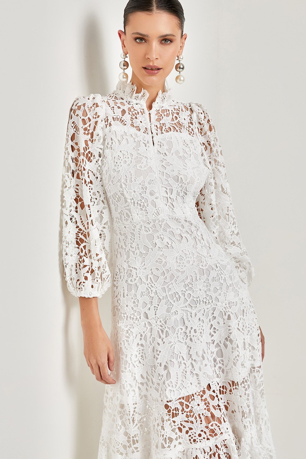 Vestido largo acampanado con ribete de encaje bordado Joa