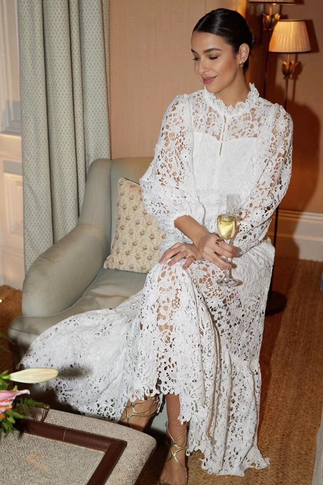 Vestido largo acampanado con ribete de encaje bordado Joa