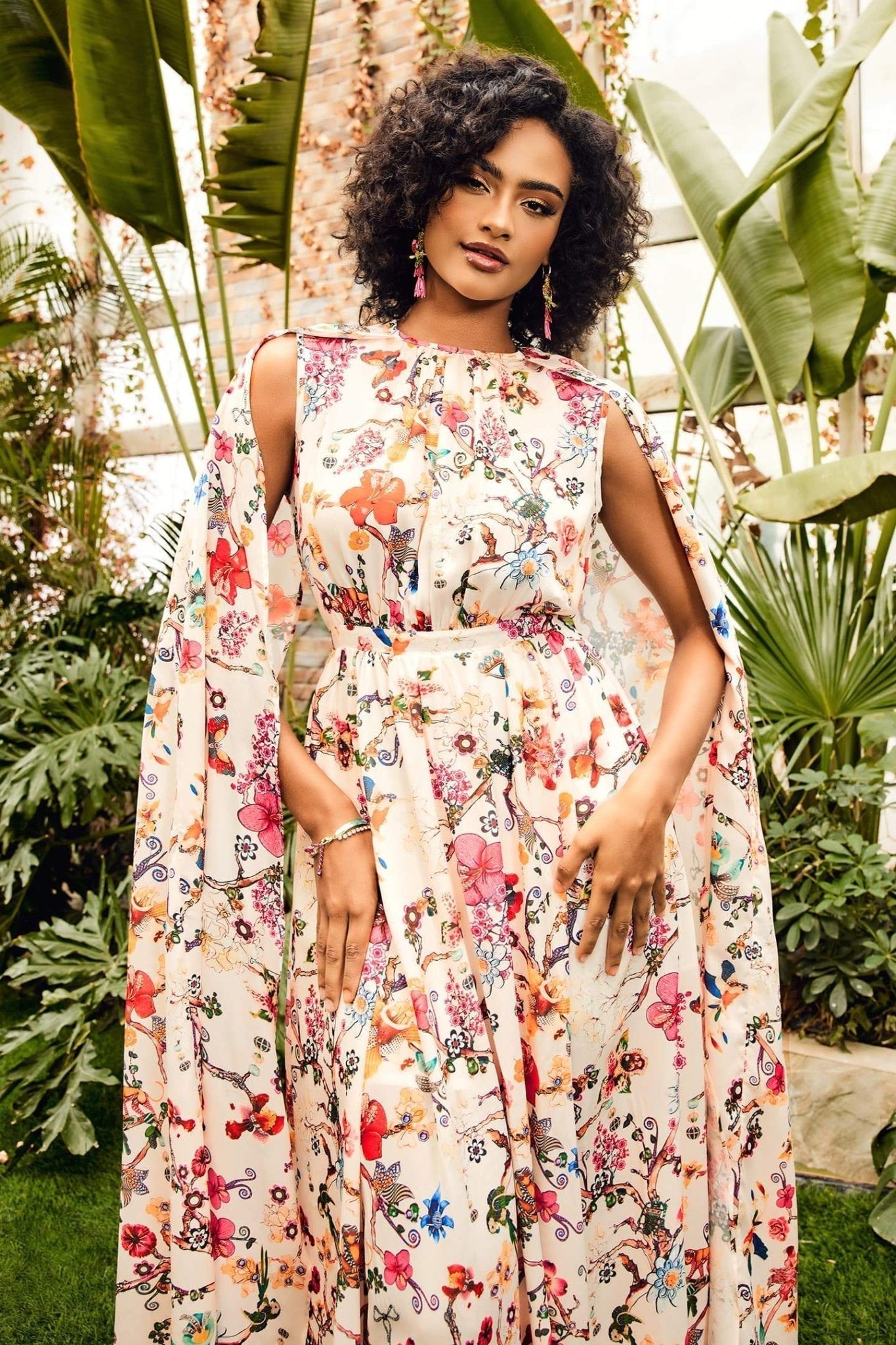 Vestido largo con mangas capa y cuello redondo Nola