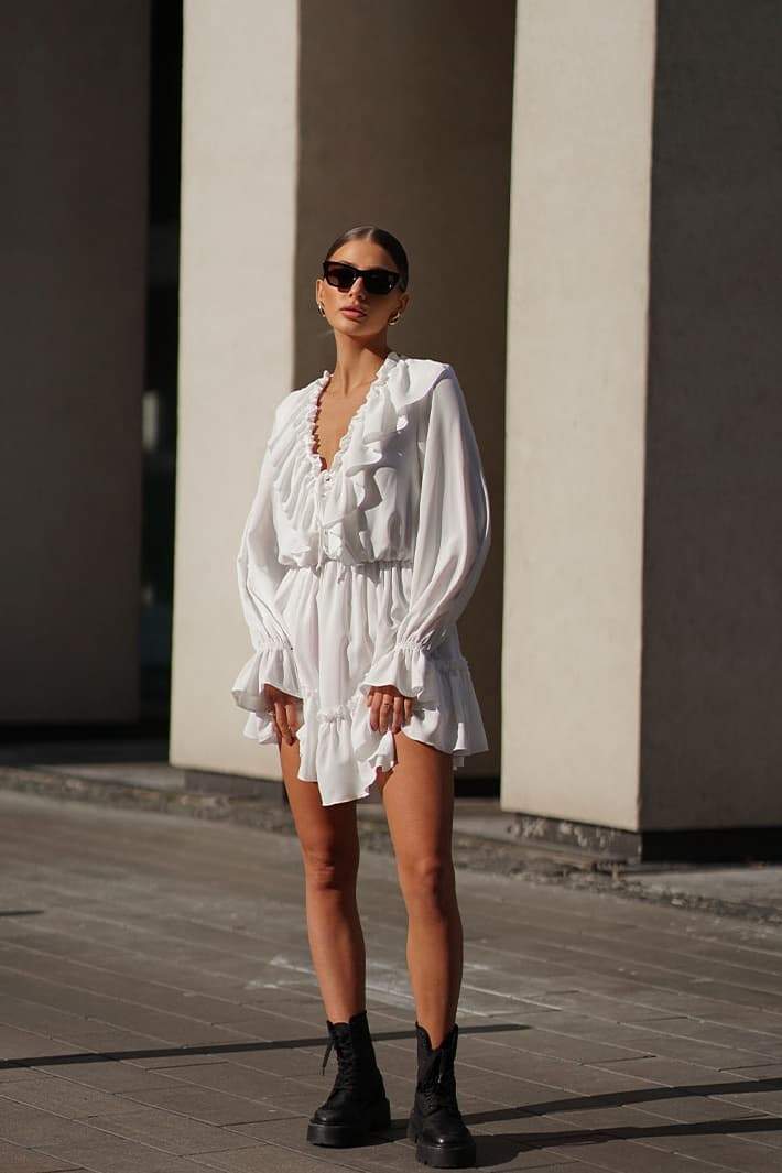 Vestido mini con volantes y cuello en V de Sharon