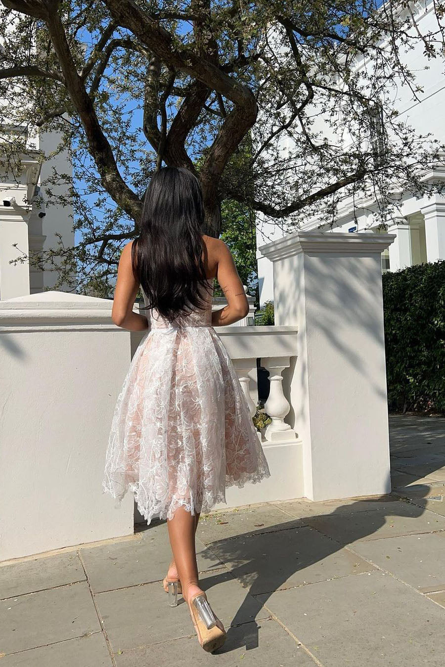 Vestido midi romántico sin tirantes de verano
