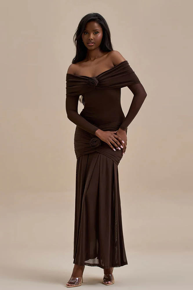 Vestido maxi ajustado con estampado floral 3D y hombros descubiertos 