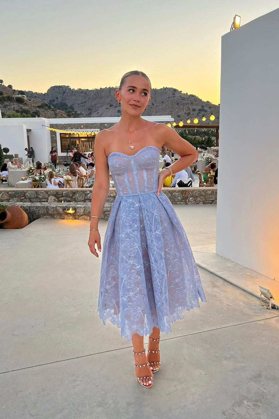 Vestido midi romántico sin tirantes de verano