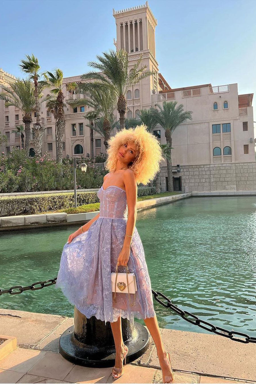 Vestido midi romántico sin tirantes de verano