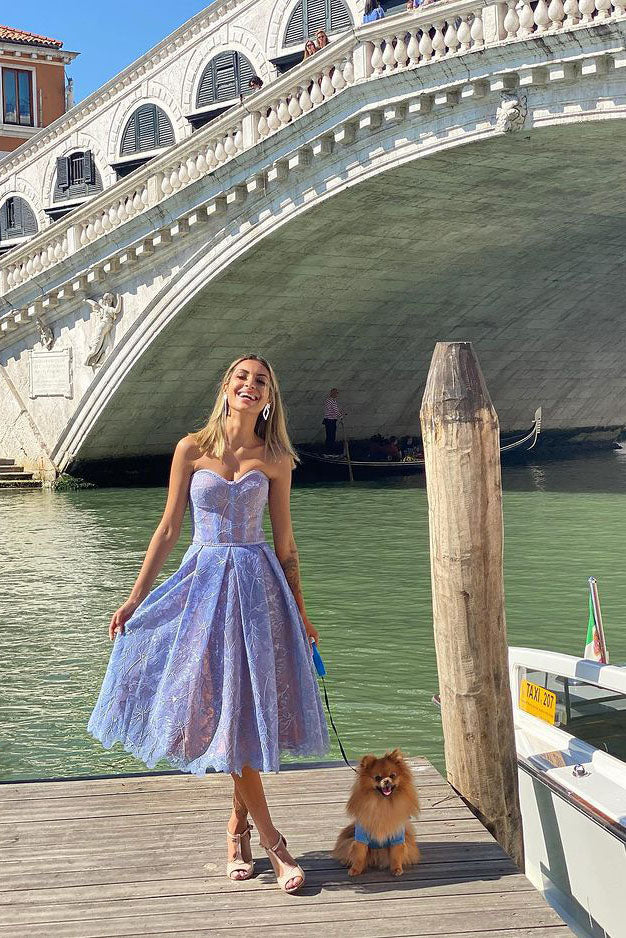 Vestido midi romántico sin tirantes de verano