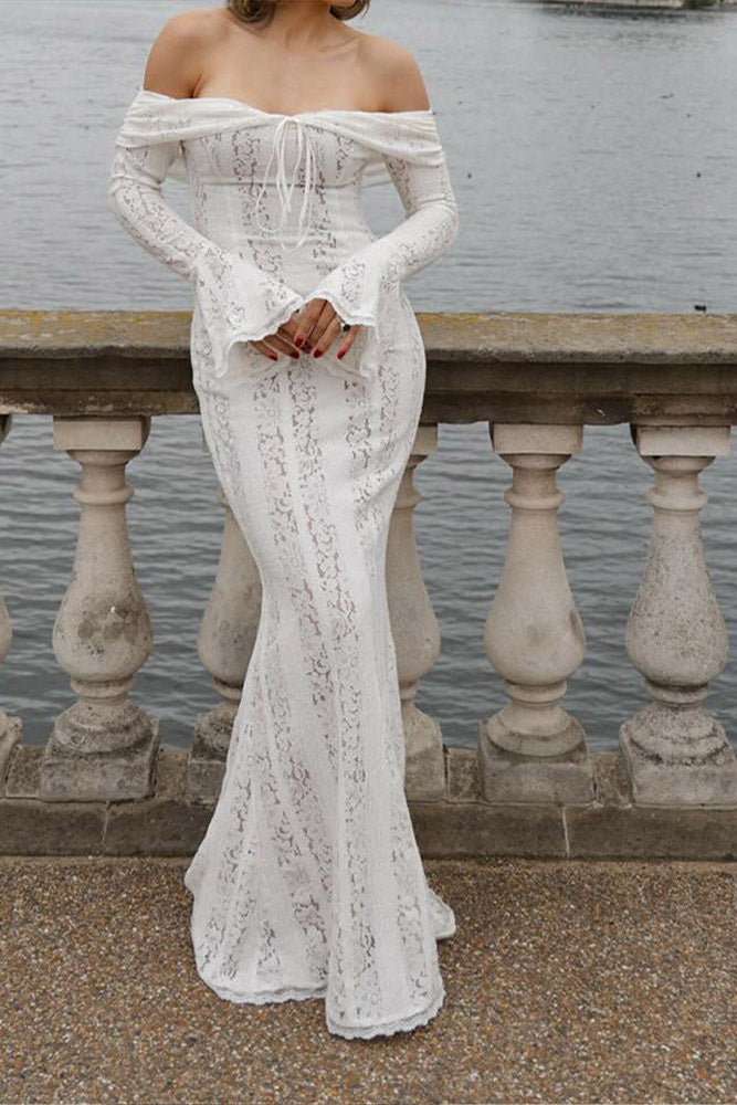 Schulterfreies Spitzenkleid mit ausgestellten Ärmeln