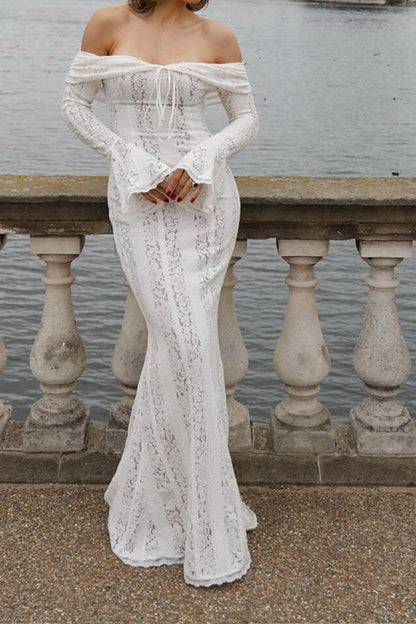 Schulterfreies Spitzenkleid mit ausgestellten Ärmeln