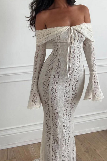 Schulterfreies Spitzenkleid mit ausgestellten Ärmeln