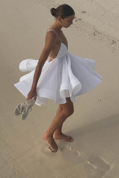 Rückenfreies Minikleid mit ausgestelltem Saum und tiefem V-Ausschnitt