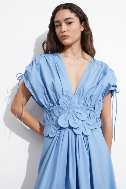 Vestido largo con cuello en V y apliques florales Maggie