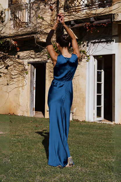 Ärmelloses rückenfreies Kleid mit tiefem V-Ausschnitt