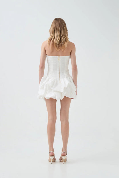 Violette Minikleid mit Ballonsaum