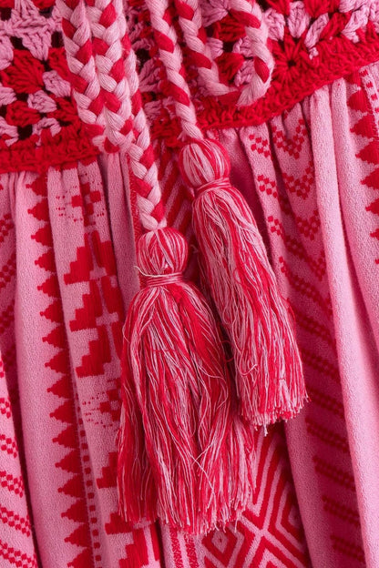 Vestido midi de tirantes con encaje, bordado y estampado de Naomi