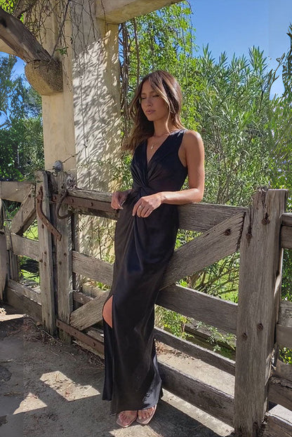 Ärmelloses rückenfreies Kleid mit tiefem V-Ausschnitt