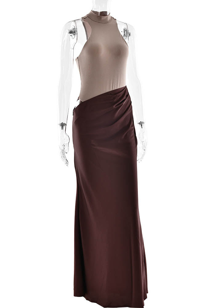 Vestido ajustado con paneles y aberturas