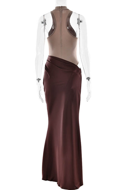 Vestido ajustado con paneles y aberturas