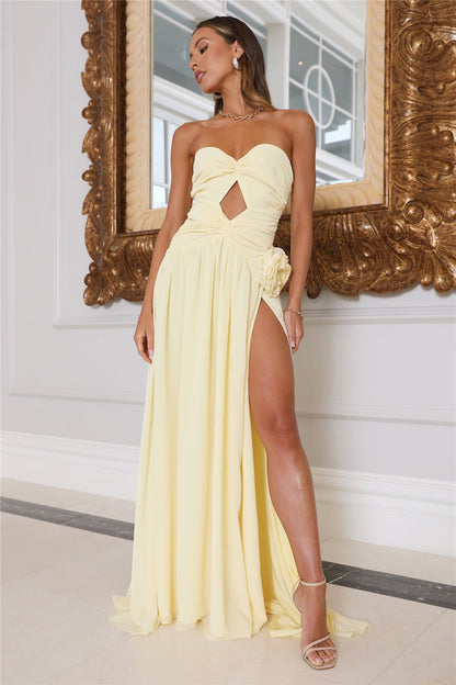 Schulterfreies Maxikleid mit Rüschen im orientalischen Stil