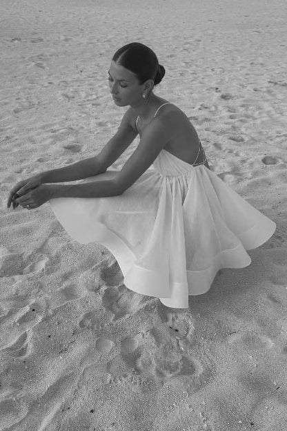 Rückenfreies Minikleid mit ausgestelltem Saum und tiefem V-Ausschnitt