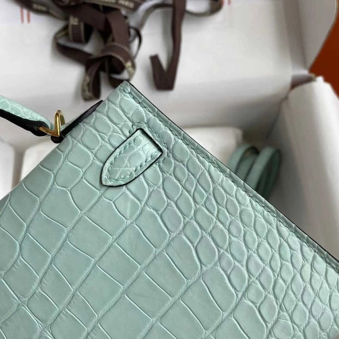 HMÈ Kelly 28 – mat alligatorlæder Vert D’eau (omvendte stikninger)