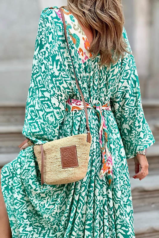 Vestido midi floral con cuello en V de verano