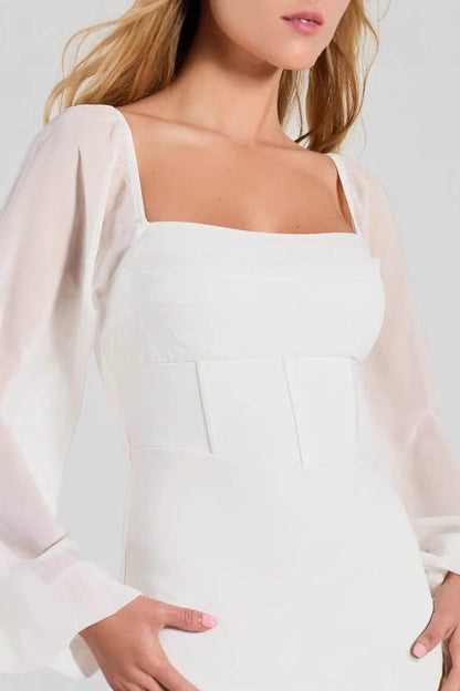 Juguetón con minivestido blanco