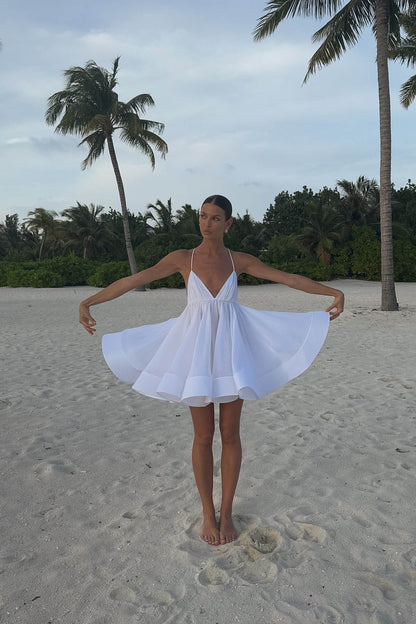 Rückenfreies Minikleid mit ausgestelltem Saum und tiefem V-Ausschnitt