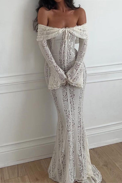 Schulterfreies Spitzenkleid mit ausgestellten Ärmeln